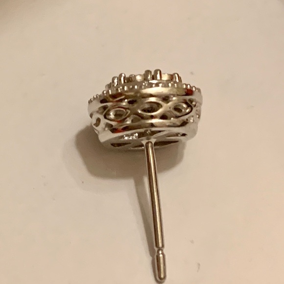 1/10 CTTW Diamond SS stud earrings NIB - Picture 4 of 7